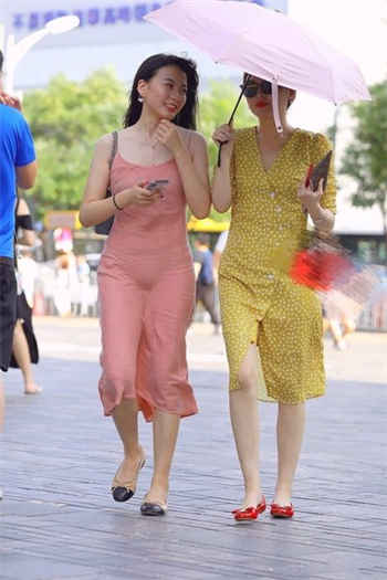 上游泳课衣服突然掉了