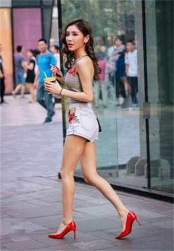 一边亲着一面膜下视