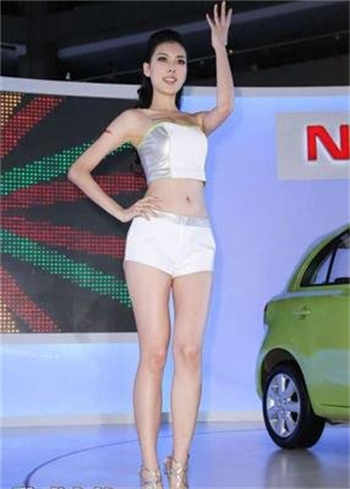 快递员上女客户家取快递
