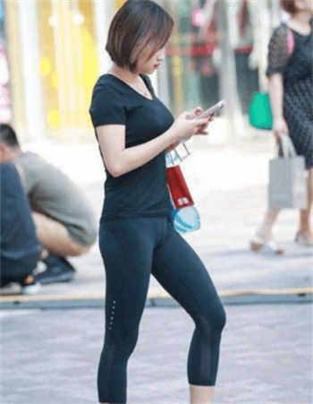 成都某女在楼梯黑人视频