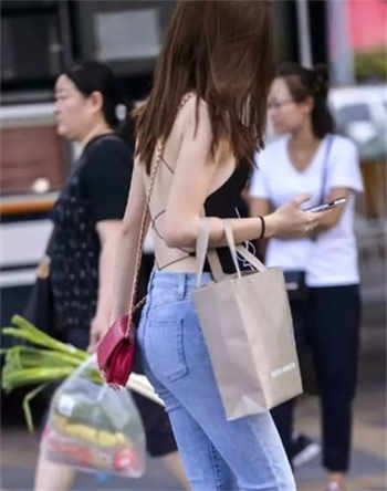 把脸扇肿了掌嘴侍君