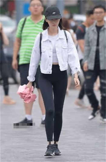 三个小男孩vs不知火舞图片